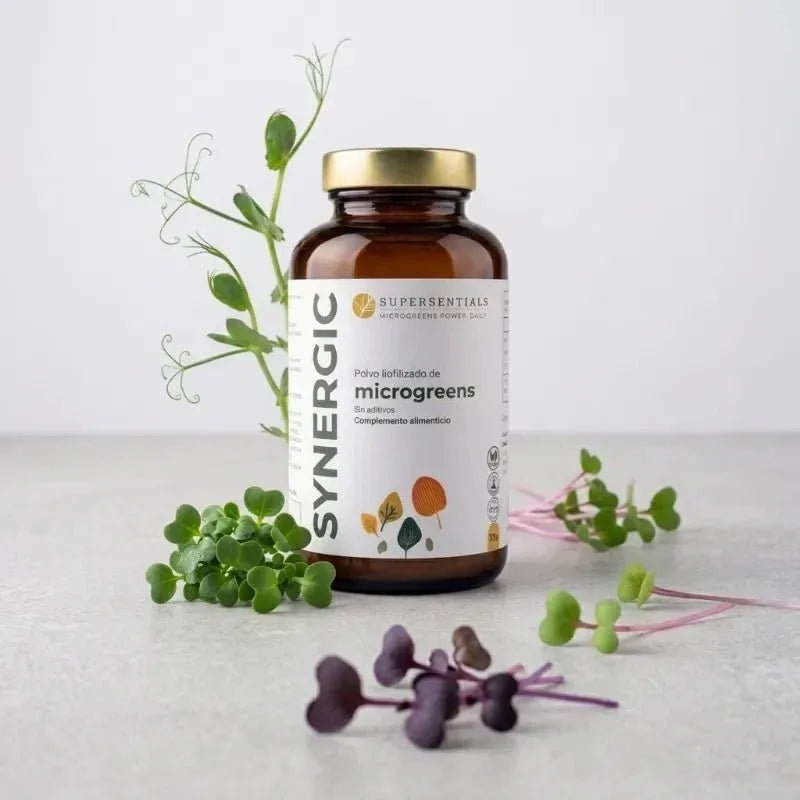 Pot de SYNERGIC entouré de micro-pousses de pois, de brocoli et de radis pourpre