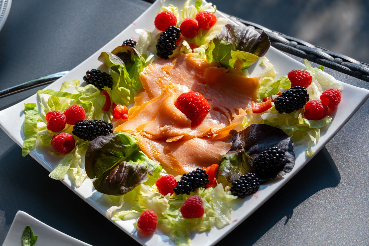 Ensalada de salmón con frutos rojos, un plato con omega-3 y polifenoles